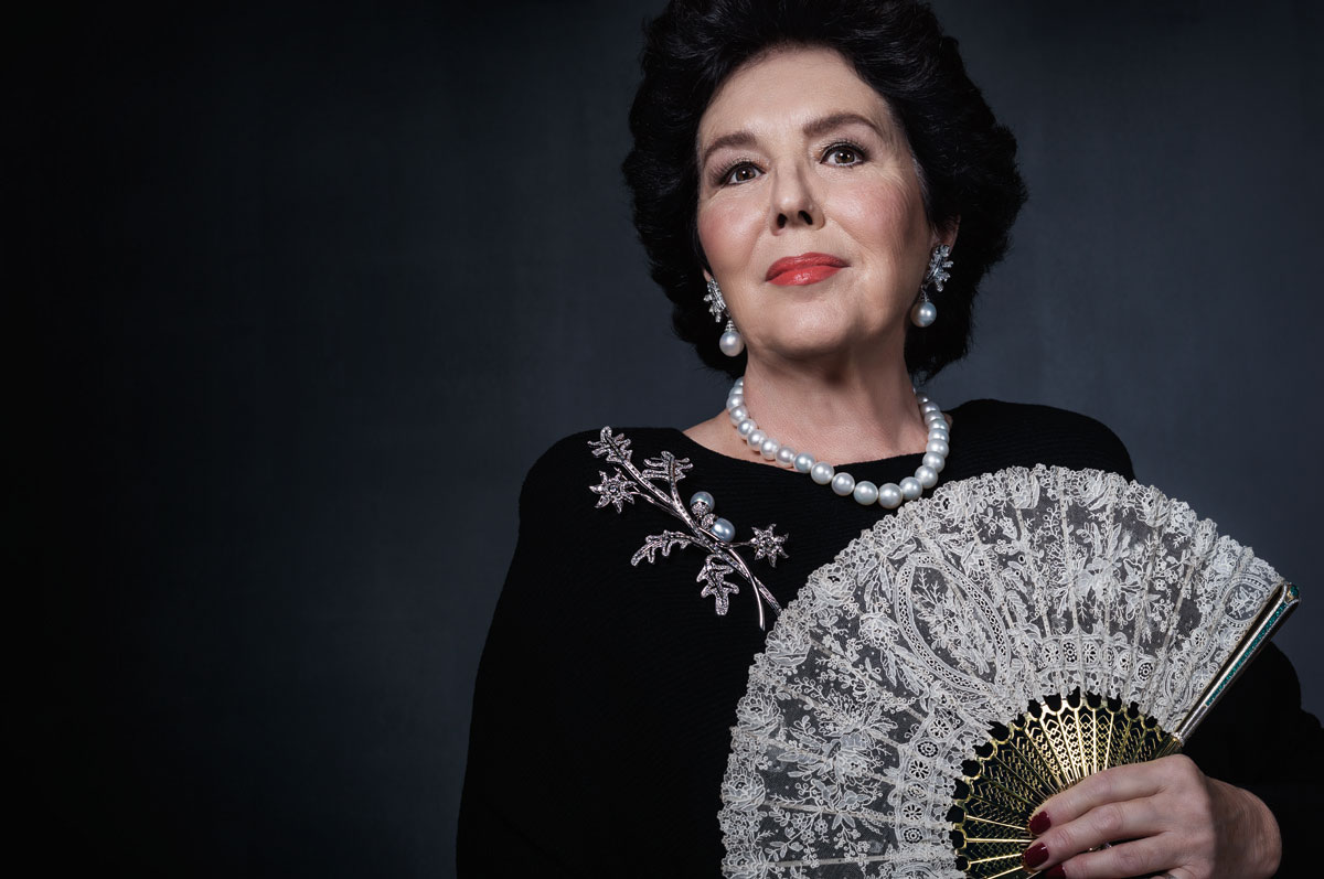 Stefania Cesari holding the extraordinary, one-of-a-kind fan by Ella Gafter.